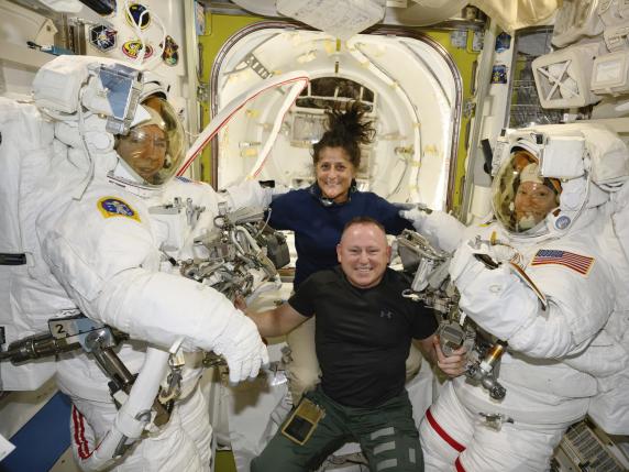 Due astronauti bloccati in orbita sulla Iss. La Nasa: «Non sappiamo ancora quando potranno fare ritorno»
