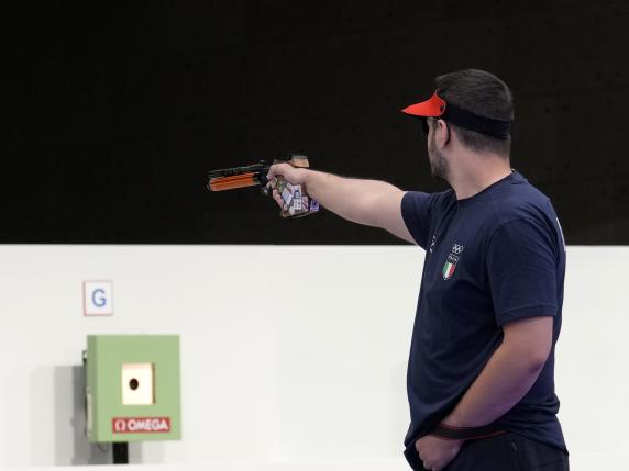 Italy's Frederico Nilo Maldini competes in the 10m air pistol men's final at the 2024 Summer Olympics, Sunday, July 28, 2024, in Chateauroux, France. (AP Photo/Manish Swarup) Associated Press / LaPresse Only italy and Spain