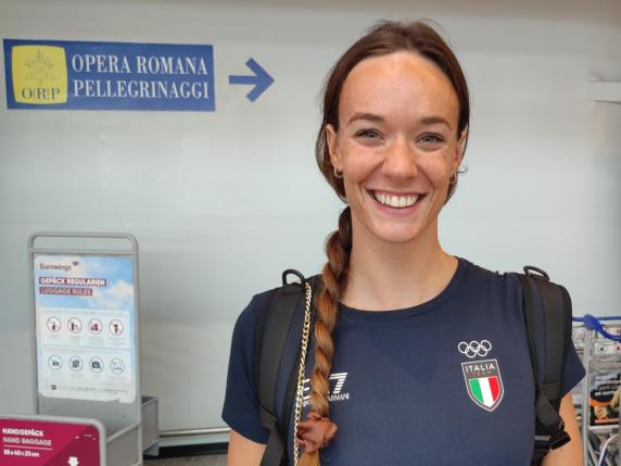 La nuotatrice Margherita Panziera, all'aeroporto di Fiumicino, poco prima della partenza per i Giochi olimpici di Parigi, 29 luglio 2024. ANSA/ TELENEWS