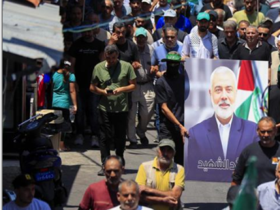 Le ultime 24 ore di Haniyeh e le ipotesi sulla fine: missile o drone, la Qods, il tradimento​Teheran, iniziati i funerali del capo di Hamas 