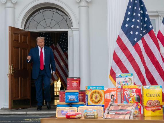 Trump (coi cereali sul tavolo): «Harris distrugge tutto ciò che tocca. Fine alla svolta green sulle auto»