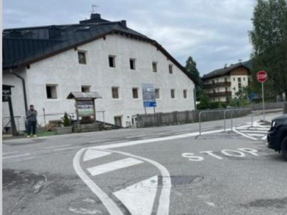 San Candido, uccide il padre e una vicina, poi si barrica in casa. Blitz delle teste di cuoio, l'uomo si spara in gola: grave | Chi sono le due vittime