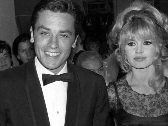 Addio Alain Delon, icona del cinema: vita, film, ombre | Romy Schneider e gli altri amori dell'«uomo più bello del mondo»