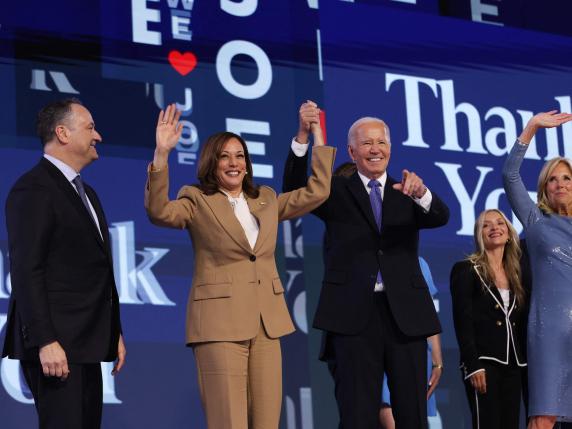 Da Chicago parte la corsa di Harris. Biden passa il testimone: 'Ho dato l'anima agli Usa'