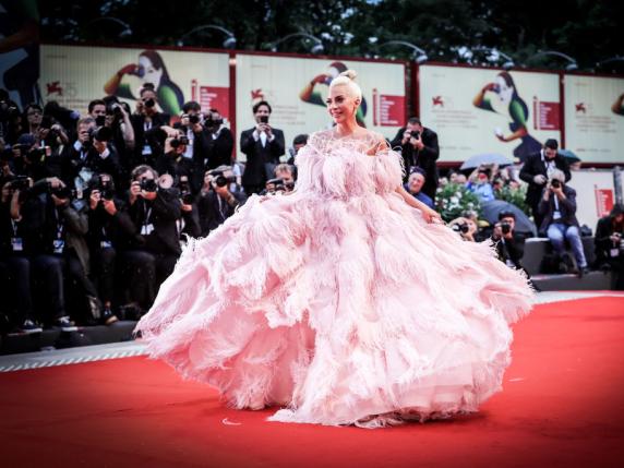 Festival di Venezia, gli abiti più belli: da Lady Gaga tra le piume a Dakota Johnson versione «minimalista»