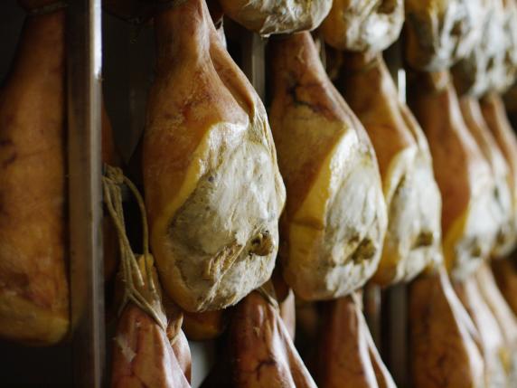 Prosciutto di Parma, nuovo stabilimento per la produzione Dop: accordo con il Mimit