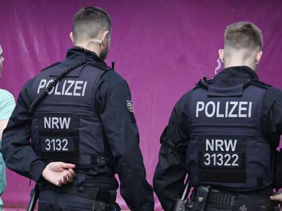 Germania, 26enne aggredisce civili e agenti con due coltelli: l'uomo ucciso dalla polizia a Moers