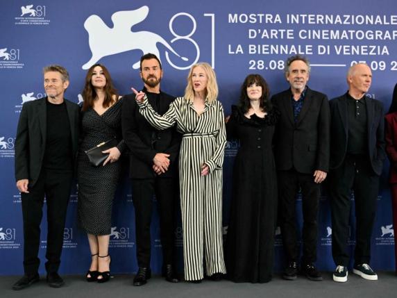 Tim Burton inaugura la Mostra con la compagna Monica Bellucci. E lei: «Sa sempre cosa vuole ci fa sentire protetti»