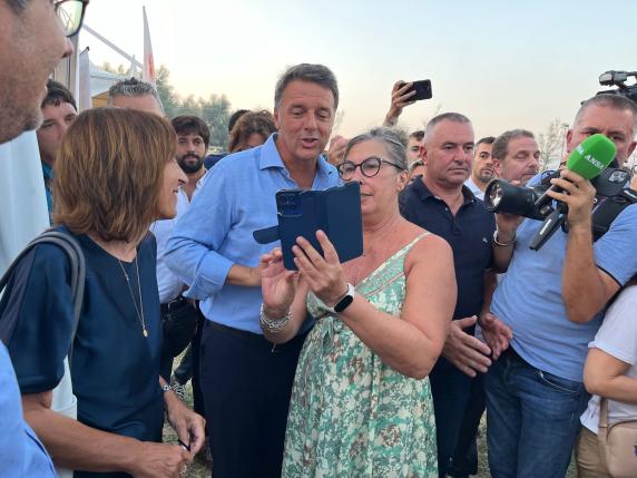 Matteo Renzi, prova superata alla festa del Pd. E celebra la «svolta»: mi fido di Elly Schlein