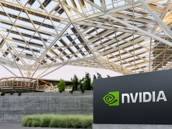 Nvidia non vede fermarsi la crescita: l’intelligenza artificiale continua a tirare