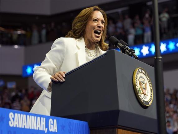 Kamala Harris tende la mano ai petrolieri: da presidente non vieterò il fracking