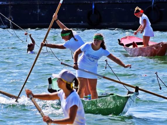 Venezia, i gigli votivi alla Madonna portati in coppia: alla Regata Storica cade anche l’ultimo muro per le donne