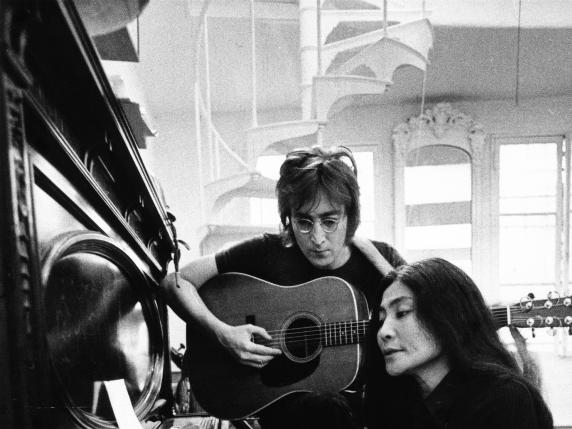 John Lennon e Yoko Ono. Nel nuovo documentario le telefonate mai ascoltate, l'appartamento ricostruito nel dettaglio