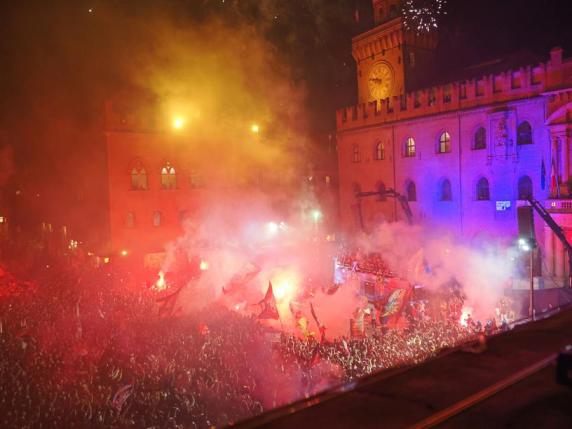 Bologna, effetto Champions in città: pacchetti ad hoc per i tifosi e monumenti tutti rossoblù