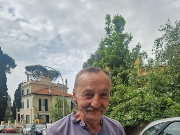 Janek Gorczyca, senzatetto diventato scrittore, arrivato dalla Polonia a Roma 30 anni fa e il suo «Storia di mia vita»