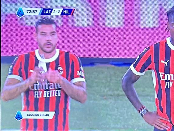 Leao e Theo Hernandez protestano contro Fonseca in Lazio-Milan: cooling break da soli, cosa è successo