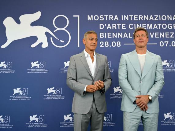 Pitt e Clooney sbarcano in Laguna. George: «Biden si è dimesso dopo il mio invito? È stato il più grande atto di coraggio dai tempi di Washington»