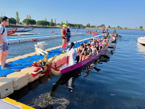 Lo show di Dragon Boat: sfida tra piroghe cinesi per canoisti e tamburisti