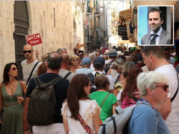 Boom del turismo a Bari, in dieci mesi 1,4 milioni di presenze. Federalberghi: «Con i controlli messo un freno all’abusivismo»