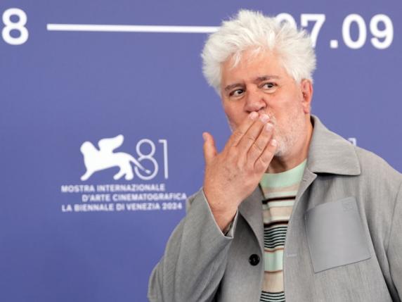 Pedro Almodovar: «L'eutanasia? Chi la chiede viene trattato come un delinquente. Il razzismo nei confronti dei minori? È così stupido e ingiusto»