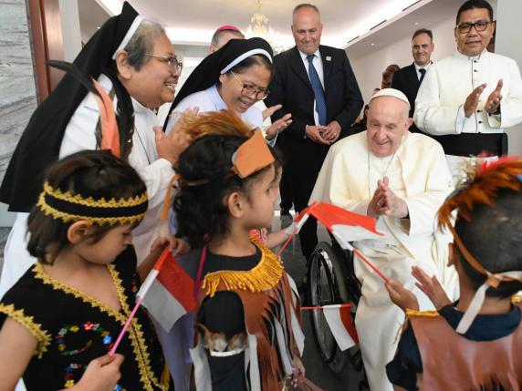 Papa Francesca in Indonesia, giovedì la visita alla più grande moschea del Sud-Est asiatico. E sogna una tappa in Cina