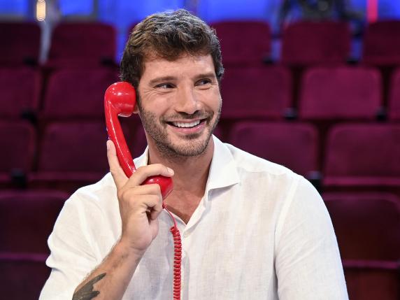 Freno a mano tirato e poco guascone: ma gli ascolti premiano il debutto di Stefano De Martino