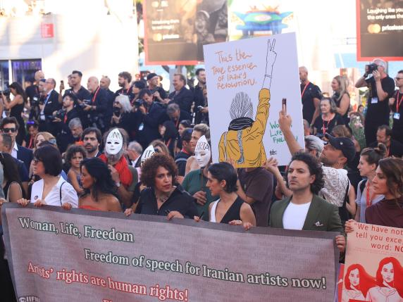 A Venezia un flash mob dei cineasti iraniani: «Smascheriamo la propaganda di regime e la censura nel campo di cinema, arte e cultura»