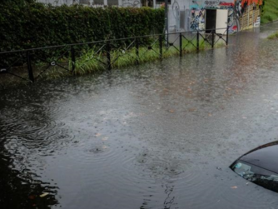 Milano, il Seveso esonda poi si ritira. Strade  e sottopassi allagati: disagi per treni, tram e metro| Un disperso in Piemonte | Meteo