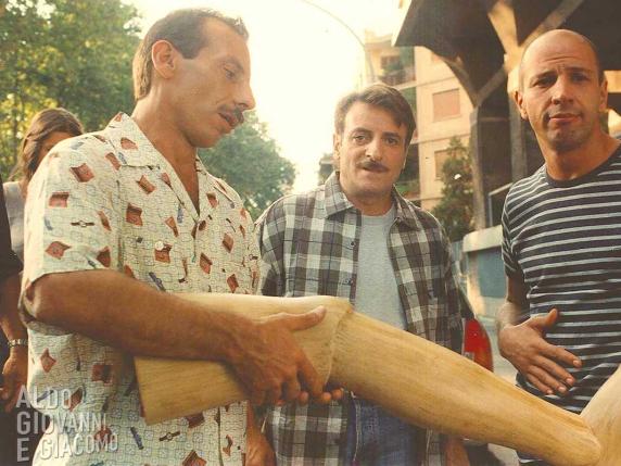 «Tre uomini e una gamba», il road movie diventato un cult