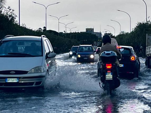 PUGLIA:  Bomba d'acqua a Bari, strade e sottopassi allagati e chiusi al traffico