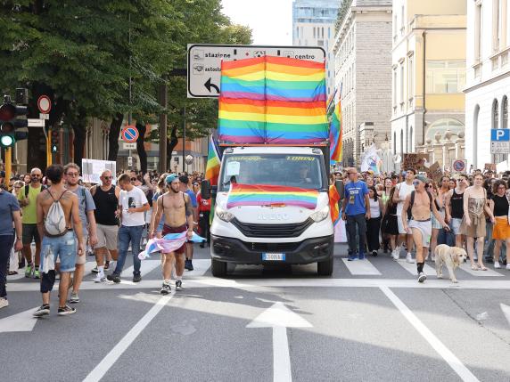 Centrodestra contro il Pride cita un articolo di Castelletti del 2017: «Lo definiva una carnevalata»