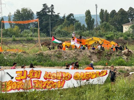 Vicenza, doppia manifestazione di ambientalisti e antagonisti contro l'alta velocità: divelte le reti del cantiere