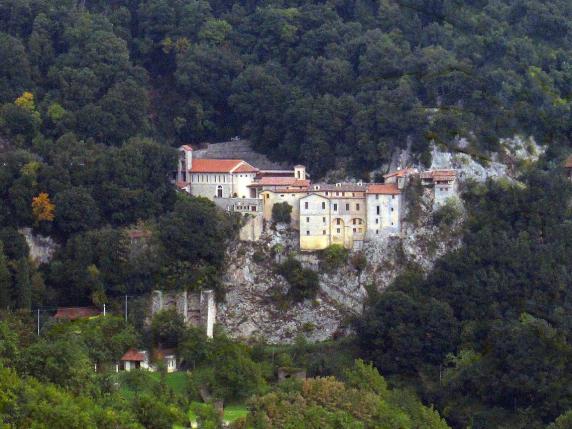 La «fuga» con la moglie e la preghiera tra i frati nelle ore della bufera