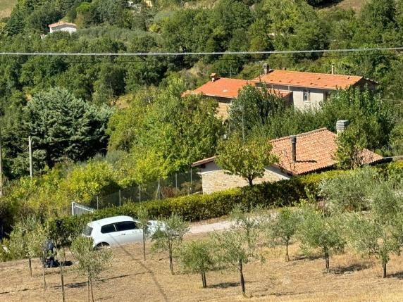 Padre, madre e figlia 40enne trovati morti in un casolare a Perugia: l’ipotesi è di omicidio suicidio