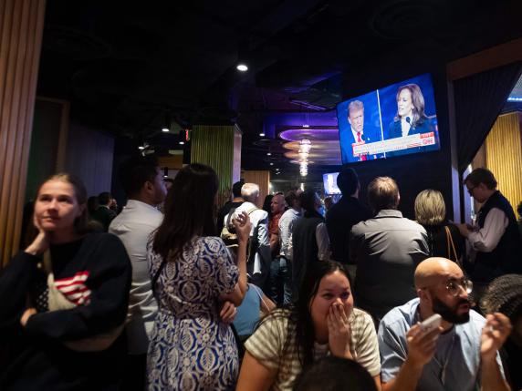 Il dibattito Usa nel club democratico a Manhattan: tifo da stadio e trasferte per aiutare Harris in Pennsylvania