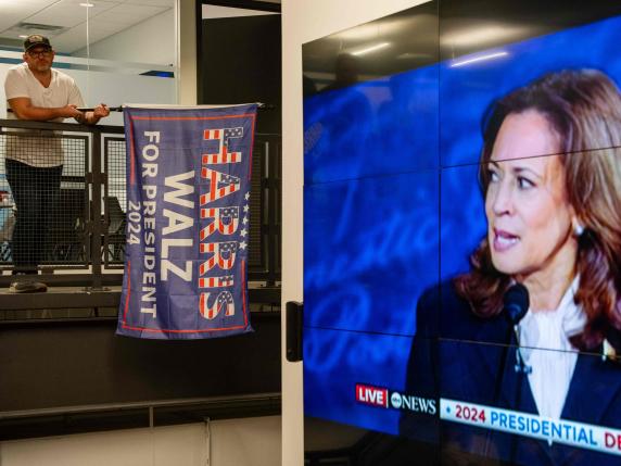 L'acrobazia (riuscita) di Kamala Harris: presentarsi come se fosse una novità