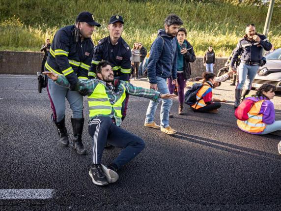 Ddl sicurezza, carcere a chi occupa strade e ferrovie per protesta: via libera dalla Camera