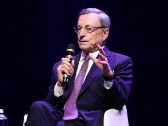 Draghi: &laquo;Investimenti e debito comune. Chi paga meno le donne va contro la Costituzione&raquo;