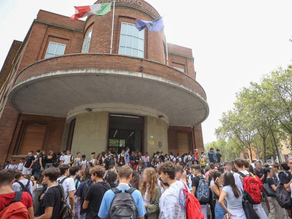 Scuola, in Emilia-Romagna si chiede di cambiare il calendario delle lezioni: «Iniziare prima e più pause durante l'anno»