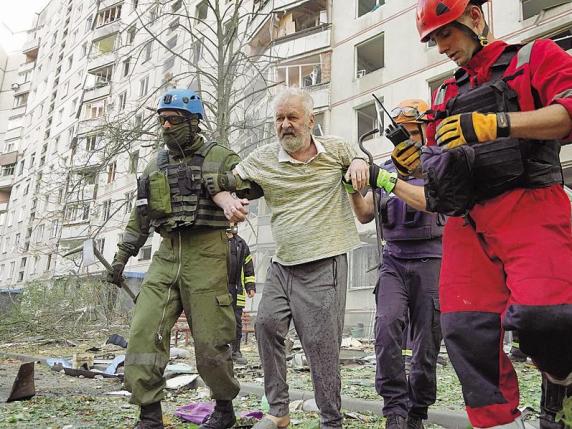 L'Ucraina aggira le linee nemiche nel Kursk, raid russi su Kharkiv