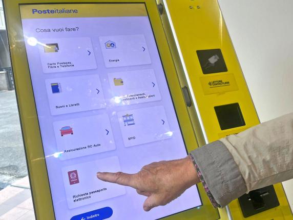 Lo Stato mette in vendita il 15% di Poste: l’acquisto di azioni in digitale (con l’app Postapay)