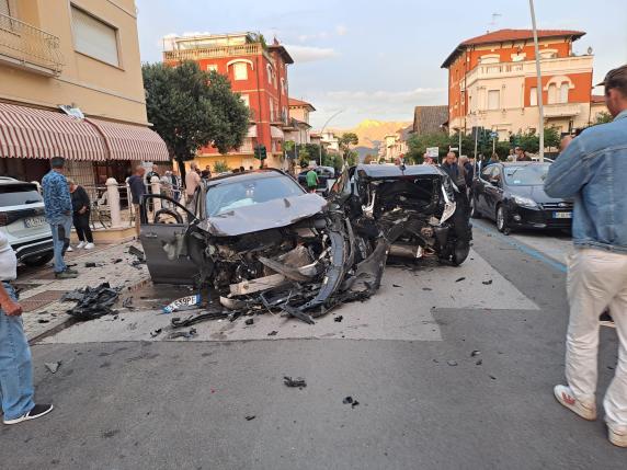 Tragedia a Camaiore: auto  investe 8 persone: morte due turiste francesi. La donna alla guida negativa all'alcol test