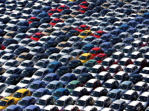 Auto: calo del 18,3% delle immatricolazioni in Europa, crolla la Germania. Tonfo dell’elettrico (-43,9%)