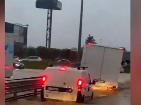 Maltempo nelle Marche, strade allagate ad Ancona: le auto sommerse