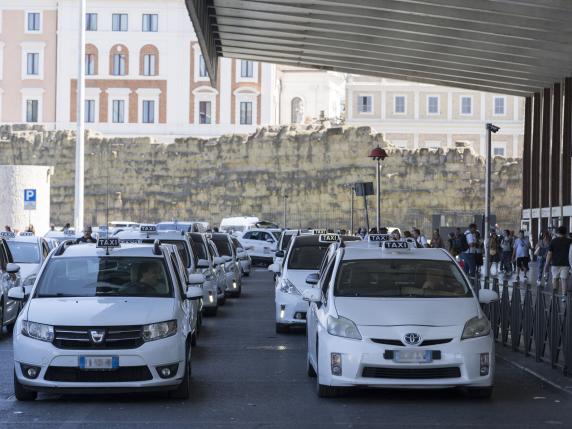 La giornata di una milanese a Roma: «Taxi inesistenti e bus senza orario, 90 minuti per fare 4,8 km. Avrei fatto prima a piedi»