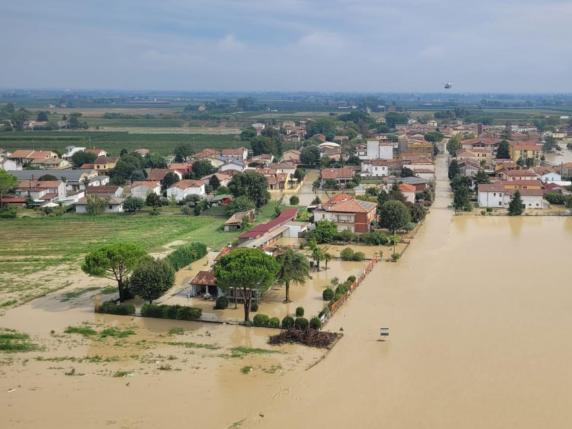 Maltempo, torna l'emergenza in Romagna: fiumi esondati, due dispersi a Bagnacavallo. Mattarella: «Grazie a chi sta aiutando»  Live