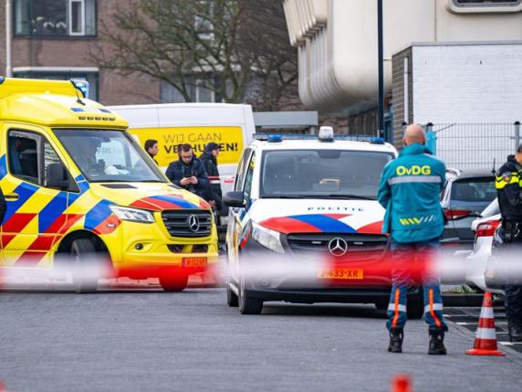 Rotterdam, attacco con coltello in strada: un morto e due feriti gravi. I testimoni: «Gridava Allah akbar». Arrestato un uomo