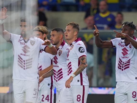 Il Torino scrive la storia, batte il Verona 3-2 ed è primo da solo: non accadeva da 47 anni.  Zapata è  da record