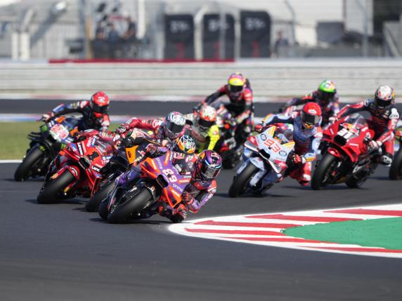 MotoGp Misano, la sprint: Bagnaia rischia per attaccare Martin; Bastianini 3°, Marquez quarto  Diretta