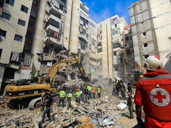 Rabbia, lacrime e paura tra i palazzi distrutti: «Lì viveva gente comune»